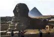  ??  ?? Le Sphinx est taillé dans la roche et non construit