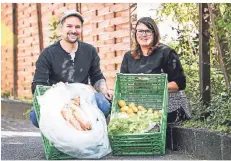  ?? FOTO: MARKUS WEISSENFEL­S ?? Steven und Jacqueline Giese sind seit kurzem offiziell „Foodsaver“. Sie holen bei Betrieben genießbare Lebensmitt­el, die sonst im Müll gelandet wären, ab.