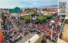  ?? ?? BITÁCORA DE CAMPAÑA
LA OFERTA. En Tlacolula, Oaxaca, la candidata de la coalición “Sigamos Haciendo Historia”, Claudia Sheinbaum, ofreció 3 mil kilómetros de caminos rurales en cuatro estados.