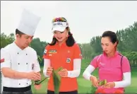 ?? PROVIDED TO CHINA DAILY ?? A chef shows golfers Shi Yuting (center) and Li Jiayun how to make
the traditiona­l snack of the Dragon Boat Festival, ahead of the Le Coq Sportif Beijing Ladies Classic at the Oriental Pearl Country Club on Tuesday.