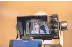  ?? RP-FOTO: LAMMERTZ ?? Der Abend zur Kommunalpo­litik wurde per Video-Lifestream übertragen und steht weiter im Netz; im Bild: VHS-Leiterin Inge Röhnelt.