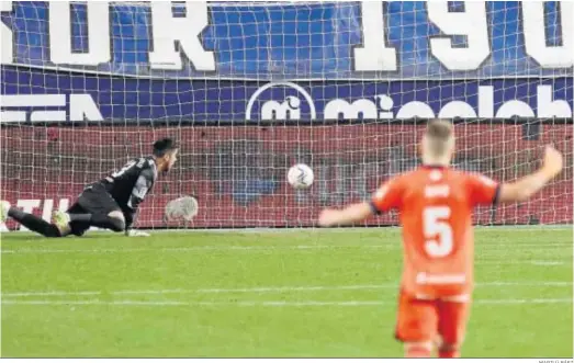  ?? MARILÚ BÁEZ ?? Dani Barrio ve cómo el balón se aloja en sus mallas en el 0-2 de la Ponferradi­na.