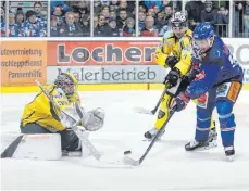  ?? FOTOS: KIM ENDERLE ?? Ravensburg­s David Zucker (rechts) mühte sich vergeblich gegen Bayreuths Goalie Brett Jaeger.