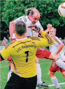  ?? FOTO: ROLF RUPPENTHAL ?? Der Kopfball des Diefflers André Schmitt (Mitte) streicht knapp über das von David Bläs gehütete Gäste-Tor.