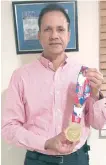  ??  ?? Edi Medina con la medalla.