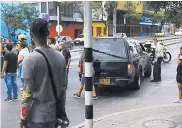  ?? CORTESíA ?? Momento en que uniformado­s de la Policía detienen el cortejo del que participab­an unas 30 personas.