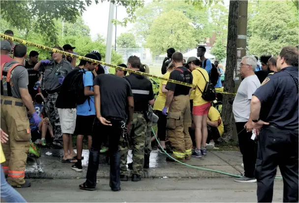  ?? PHOTO AGENCE QMI, MATHIEU WAGNER ?? Les ambulancie­rs sont intervenus au parc Théodore pour soigner des jeunes qui ont reçu du poivre de Cayenne au visage.