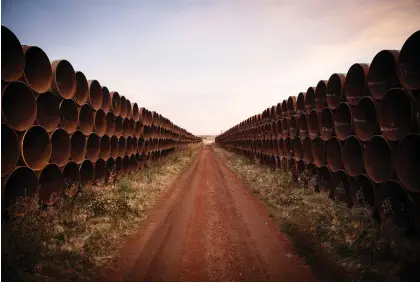  ?? ANDREW BURTON/GETTY IMAGES ?? Miles of unused pipe for the proposed Keystone XL pipeline sit in a lot outside Gascoyne, N.D. TransCanad­a has reinforced its commitment to the project after a U.S. federal judge ruled the potential impact of factors such as spills and emissions had not been considered.