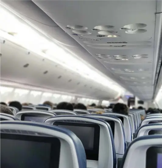  ?? ?? ► El espacio en los aviones es cada vez más escaso.