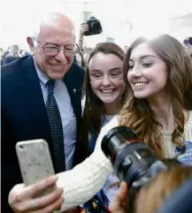  ?? Matt Rourke/Associated Press ?? Fãs tiram foto com Bernie Sanders em New Hampshire