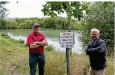  ??  ?? Le président Roland Chorin et le trésorier René Legelleux de l’associatio­n des pêcheurs de Mayenne.