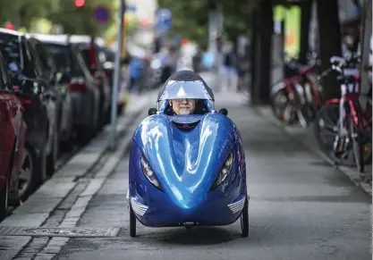  ?? FOTO: LEIF WECKSTRöM ?? VACKRAST I VäRLDEN. Olof Jerns franska velomobil av modellen Mulsanne finns i bara två exemplar. Nu bär det av på sommartur Frankrike runt.