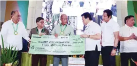  ??  ?? 14M FOR MARAWI — (From left) Presidenti­al Spokesman Ernesto C. Abella, Justice Secretary Vitaliano N. Aguirre II, and Defense Secretary Delfin N. Lorenzana receive from Bulacan Governor Wilhelmino M. Sy-Alvarado (fourth from left) a check for 14...