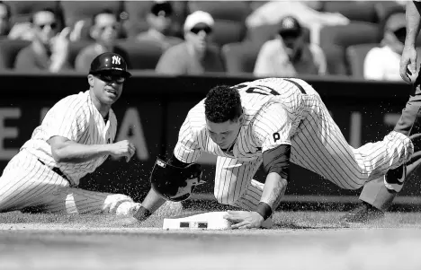  ?? /GETTY IMAGE ?? Gary Sánchez cae sobre la tercera base luego de haber sido puesto out en un tiro del jardinero derecho de los Orioles, Steve Pearce, en la cuarta entrada. El novato sensación de los Yankees bateó dos hits en el partido.