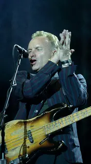  ??  ?? Al Plebiscito In alto, Sting a Napoli nel giugno del 2006; a lato, l’ex Police con Shaggy per il lancio del cd