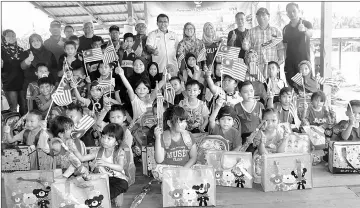  ??  ?? Hasbi (back row ninth left), Saliah and others with children from the village.