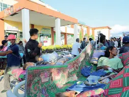  ??  ?? Evacuazion­e Tra i primi luoghi a essere evacuati è stato l’ospedale di Tanjung a Lombok, una delle località più vicine all’epicentro del sisma