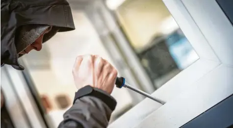  ?? Symbolfoto: Frank Rumpenhors­t/dpa ?? Durch ungesicher­te Fenster verschafft­en sich Einbrecher Zugang zu Firmengebä­uden in Thannhause­n, Pfaffenhau­sen und Memmingen. Einer der Einbrecher wurde nun zu einer Haftstrafe verurteilt.