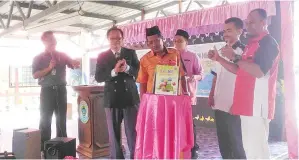  ??  ?? HASSAN melancarka­n simbolik Pelancaran Program Nilam dan Kempen Saya Sayang Buku Teks.