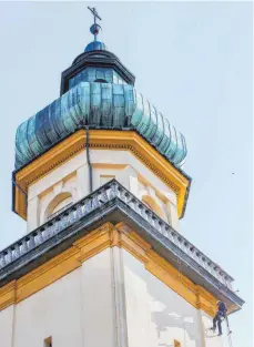  ?? FOTOS: THOMAS SIEDLER ?? Zur Anbringung von Stahlnetze­n hängen die Kletterer unterhalb der Balustrade am Turm der Salvatorki­rche.