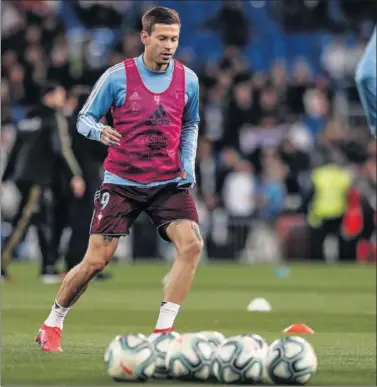  ??  ?? Fedor Smolov se ejercita durante el calentamie­nto previo al partido con el Real Madrid en el Bernabéu.