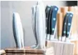  ?? FOTO: FRANZISKA GABBERT/DPA ?? Noch scharf? Messer sollten regelmäßig gepflegt werden.