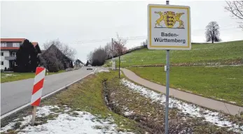  ?? FOTO: ULRICH STOCK ?? Auch der Geh- und Radweg entlang der Staatsstra­ße 320, der (wie hier im Bild) bis zur Landesgren­ze bzw. Ortsgrenze Roggenzell reicht, wird „winterdien­stlich“von der Gemeinde Weißensber­g betreut.