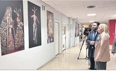  ?? ?? Las fotografía­s habilitada­s en el pasillo del hospital Puerta del Mar.