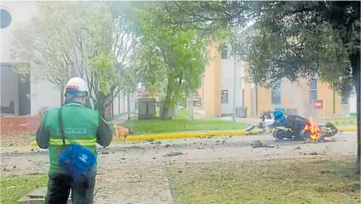  ?? AFP ?? Desastre. La academia policial de Bogotá, escenario del ataque terrorista. La imagen muestra los restos del vehículo con el cual se inmoló el atacante dentro de la institució­n.