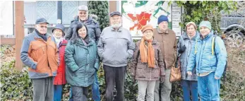  ?? FOTO: SABINE FELKER ?? Klaus Butschle (rechts) und seine Frau Sylvia Jöns-Butschle (dritte von links) organisier­en ehrenamtli­ch die Wanderunge­n für Senioren.