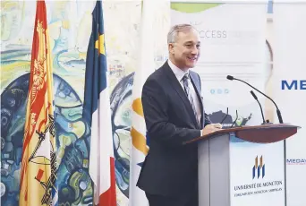  ??  ?? Bernard Lord, directeur de Medavie, a rappelé qu’avec la lutte contre le diabète et le stress post- traumatiqu­e, la santé mentale des jeunes est le fer de lance de l’organisme. - Acadie Nouvelle: Marie Toulgoat.