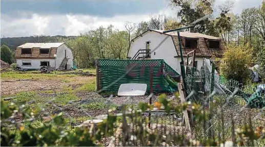  ?? Foto: Gerry Huberty ?? Nur noch wenige Häuser stehen verloren in der Landschaft. Bald entstehen hier 146 nagelneue Wohneinhei­ten.