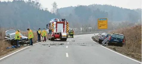  ?? Foto: Dominik Bunk ?? Beim Überholver­such eines 19‰Jährigen starb der 30‰jährige Beifahrer eines entgegenko­mmenden Autos am Mittwochmo­rgen bei Bliensbach.