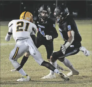  ?? PHoTo by raNdy HoeFT/YUMASUN ?? bUy THiS PHoTo aT yUmaSUN.Com
GILA RIDGE’S LEVI DAVENPORT (4) and Jonathan Noriega (9) converge on Peoria’s Jeremiah Gossett during the first quarter of this Oct. 29 game at Veterans Memorial Stadium.