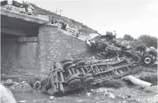  ??  ?? Peso. Las 18 toneladas que transporta­ba la unidad incidieron en que el conductor perdiera el control, antes de caer al precipicio.