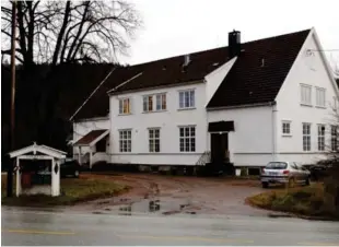  ?? FOTO: TRYGVE SKRAMSTAD ?? Utenfor Torheim var den gufne eimen fra nevnte virksomhet i andre etasje erstattet av liflig kaffelukt og duft fra parfymerte damer i etasjen under. Inne i den store salen myldret spente barn og ungdommer som smugkikket på hverandre.