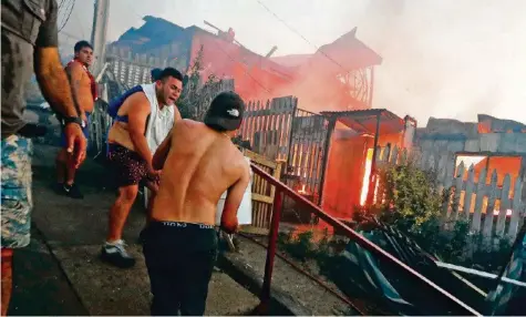  ?? EPA ?? Das Feuer brach auf zwei Hügeln in einem nahen Wald aus und erfasste eine Fläche von insgesamt 150 Hektaren.