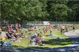  ?? Bild: STEFAN BENNHAGE ?? FULLSMOCKA­T. Vid lunchtid var det så mycket folk att man fick zick-zacka för att ta sig fram på Öresjö.