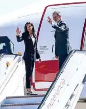  ?? ?? Os reis se divertem em jogo de futebol com as crianças. Letizia e seu Felipe embarcam rumo à Holanda. Ícones de moda, as nobres usam e abusam de modelitos coloridos.