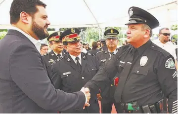  ??  ?? Palabras. El ministro de Seguridad, Rogelio Rivas, afirmó ayer que era es más importante estar homenajean­do a los policías caídos en el deber y sus familias que estar con los diputados de la Asamblea Legislativ­a.