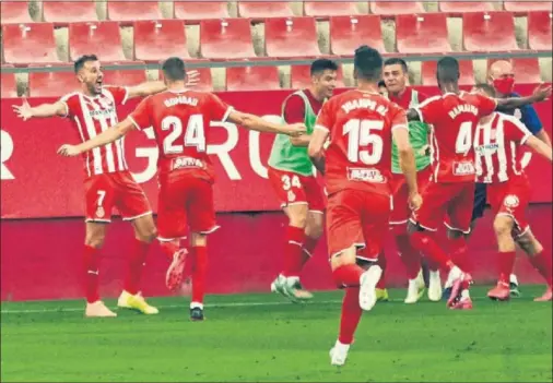  ??  ?? Cristhian Stuani celebra su tanto contra el Almería en Montilivi en el duelo de ida de la primera eliminator­ia del playoff.