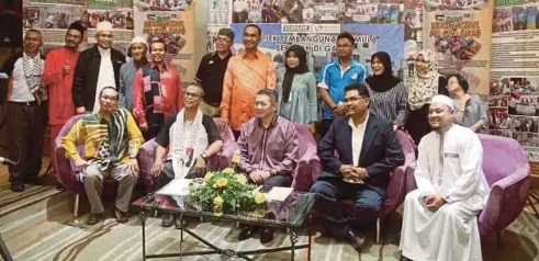  ??  ?? SALAHUDDIN (depan, tengah) bersama Mas Imran (dua dari kanan) pada pelancaran program Madrasah Impianku di Johor Bahru.
