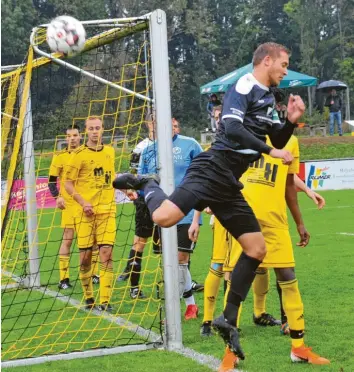  ?? Foto: Karl Aumiller ?? In dieser Szene droht durch Fabian Züringer (vorne) keine Gefahr für das Lauingen Tor. Kurz vor dem Pausenpfif­f gelang ihm aber der 1:1-Ausgleich für Großkötz.