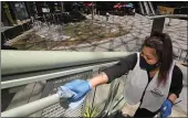  ?? MARK J. TERRILL — THE ASSOCIATED PRESS ?? On Thursday, Andrea Castaneda cleans the railings at Universal CityWalk near Universal City.