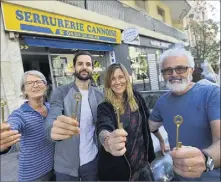  ??  ?? Alain Itchah voulait vendre. Après huit mois de fermeture, il a finalement relancé son commerce avec ses enfants.