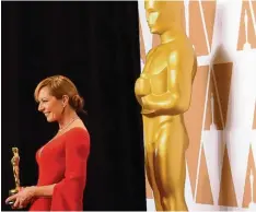  ?? Foto: afp ?? Die beste Nebendarst­ellerin Allison Janney mit dem Oscar für ihren Auftritt in „I, Tonya“.