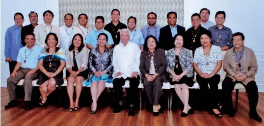  ?? CONTRIBUTE­D PHOTO ?? Ambassador Francisco Benedicto (middle, seated) poses with the 23 newly confirmed Ambassador­s Extraordin­ary and Plenipoten­tiary of the Philippine­s in a get-together that he hosted for them during their 2-day study tour in Cebu.