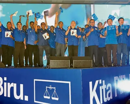  ??  ?? Promising future: Mohamed Khaled, MCA deputy president Datuk Seri Dr Wee Ka Siong and other Barisan leaders at the launching of the Johor Barisan’s manifesto for GE14. By NELSON BENJAMIN, MOHD FARHAAN SHAH and VENESSA DEVI newsdesk@thestar.com.my