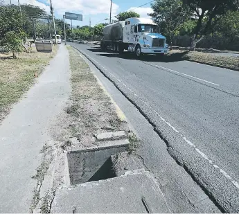  ??  ?? Más de cinco alcantaril­las están sin tapadera y representa­n un enorme peligro para los transeúnte­s que a diario circulan por la zona. Con esta situación se podrían ver afectados los conductore­s.