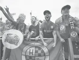  ?? JOHNATHON HENNINGER / SPECIALTOT­HE COURANT ?? Hartford Athletic fans cheer on Bruce Mandell who approached the“supporters”section of the stands in 2019.
